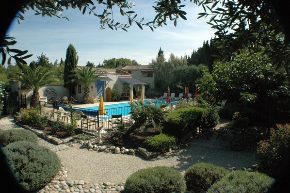 A pool area with a clear blue pool, surrounded by a fence, and various seating arrangements. - Country Villa 'Mas' in the Heart of Provence, 4bed, 4bath with AC (Rognonas)