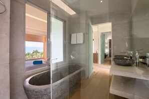 Combined shower/bathtub, hair dryer, towels, shampoo - Villa Monsoon 7-Bedroom with Breathtaking Panoramic Seaview (Amphoe Ko Samui)