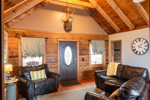 Beautiful cabin on the mountain with stunning views of the valley!