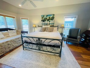 4 quartos, escrivaninha, ferros/tábuas de passar roupa, berço de viagem