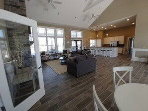 スマートテレビ、暖炉、DVD プレーヤー、卓球台