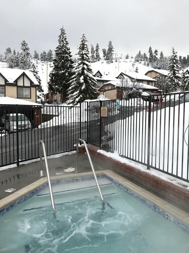 Ski-In Ski-Out at Bear Mountain - Large 3bd 2.5ba Sleeps 8 - The Bear Condo
