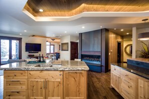 Dining - ZERO steps from patio to ski/hiking trail! Contact owner for just in time deals. (Whitefish)