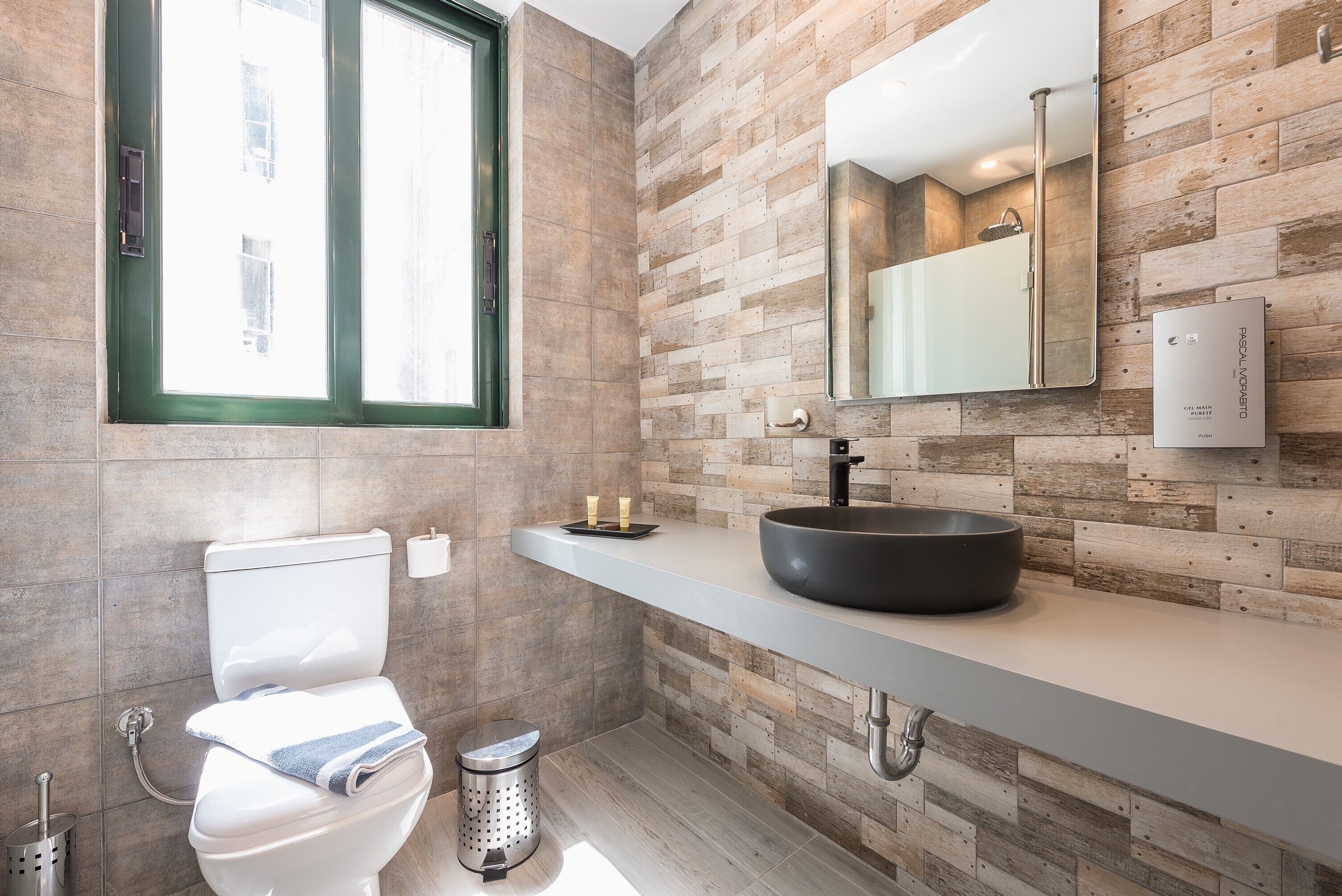 Superior Room, Balcony, City View | Bathroom | Shower, free toiletries, hair dryer, towels