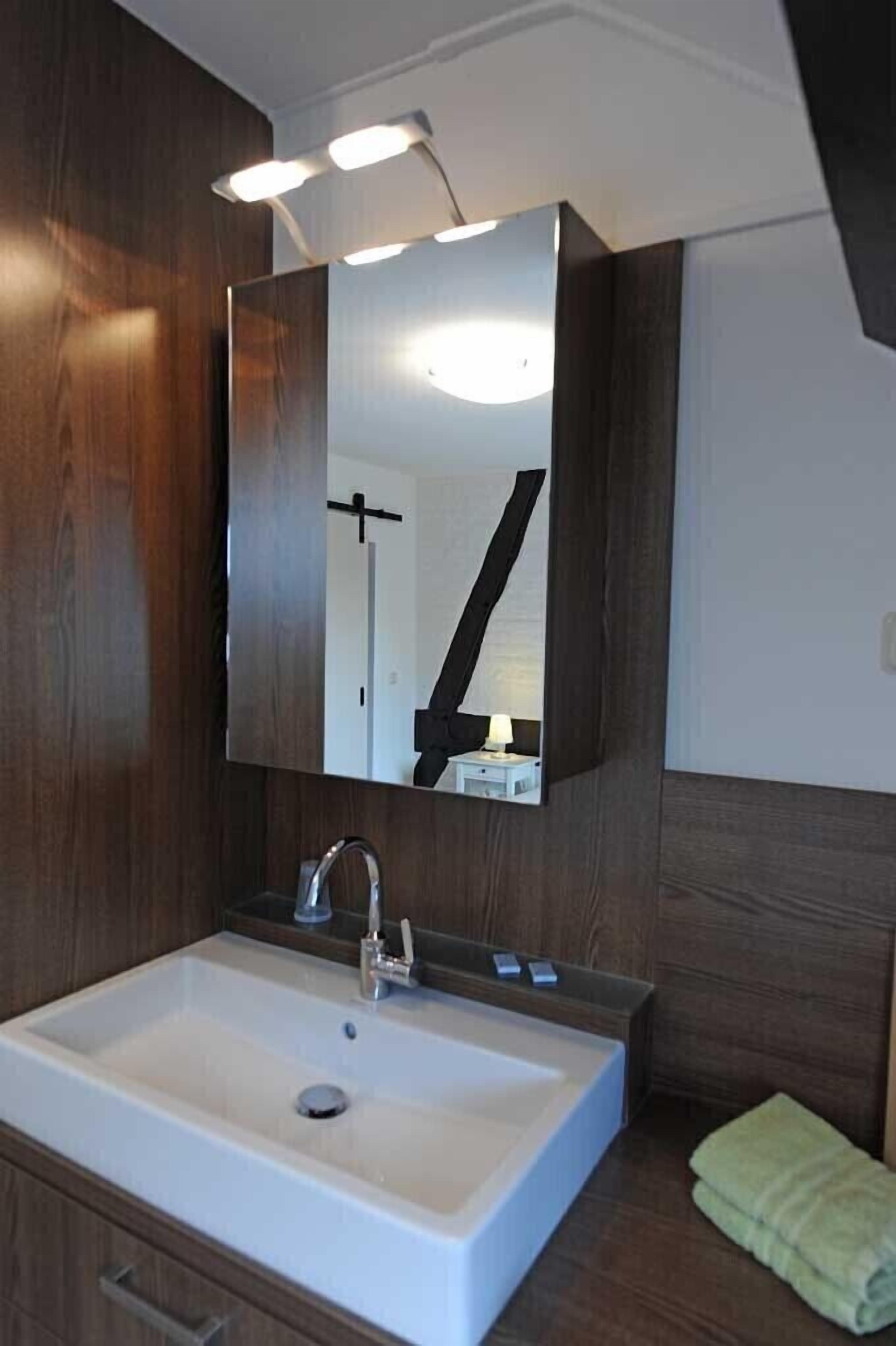 in-room safe, free wifi, bed sheets