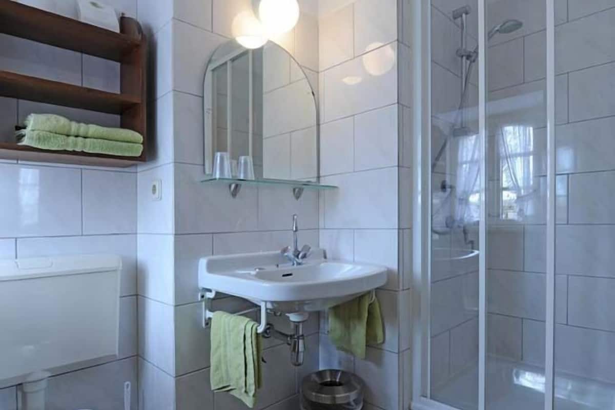 deluxe double room | bathroom | shower, hair dryer, towels