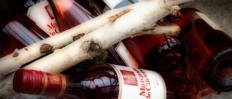 Varias botellas de vino y ramas en un recipiente.