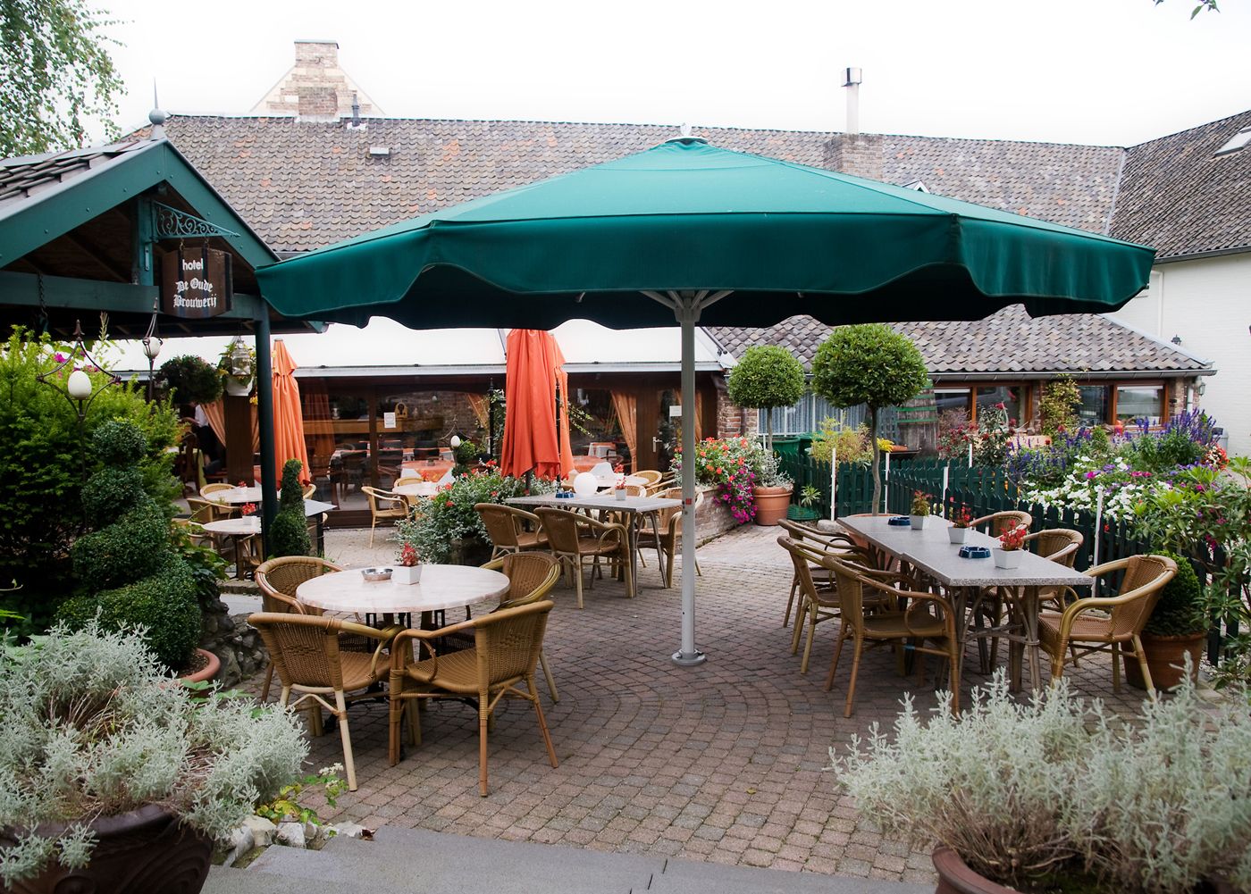 Breakfast, lunch and dinner served