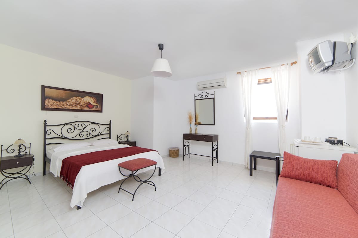 Economy Twin Room (Semi-basement) | Desk, soundproofing, WiFi (free)