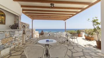 Daily continental breakfast (EUR 8 per person)