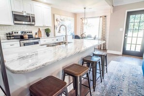 Fridge, microwave, oven, stovetop - As Seen on HGTV ~ @hgtvbnb ~ Unique & Comfy (Madison)