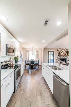 Fridge, microwave, oven, stovetop - As Seen on HGTV ~ @hgtvbnb ~ Unique & Comfy (Madison)