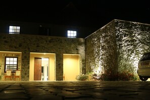 住宿正面 (夜晚)