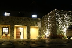 Fachada de la propiedad por la tarde o noche