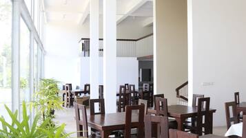 Breakfast, lunch, dinner served; local and international cuisine