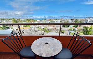 Outdoor dining - The Oceanview two-bedroom with balcony (Puerto Ayora, Santa Cruz Island)