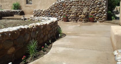 Martinez Casita - Adobe auf der Plaza