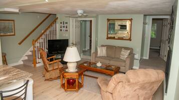 Smart-TV, peis, DVD-spiller og bøker