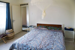 1 camera, una scrivania, Wi-Fi