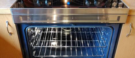 雪櫃、微波爐、焗爐、爐具