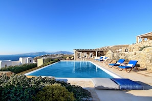 Piscina externa, espreguiçadeiras