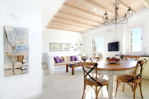 Villa, 3 Schlafzimmer | Wohnbereich | Flachbildfernseher