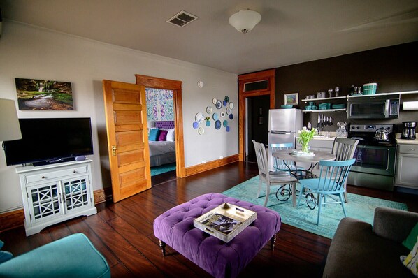Smart TV, books, stereo