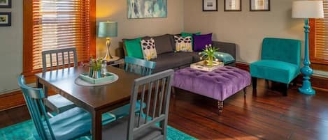 Een smart-tv, boeken en een stereo