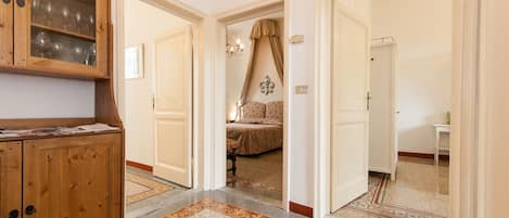 2 habitaciones, insonorización y tabla de planchar con plancha