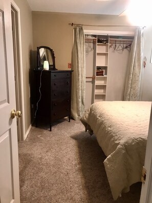 2 slaapkamers, een strijkplank/strijkijzer, gratis wifi, beddengoed