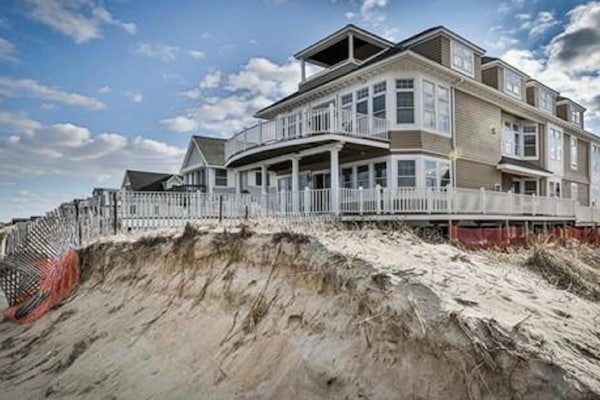 Ocean Front Luxury 3 Bedroom Condo Sleeps 6 Chefs Kitchen, Amazing Views!