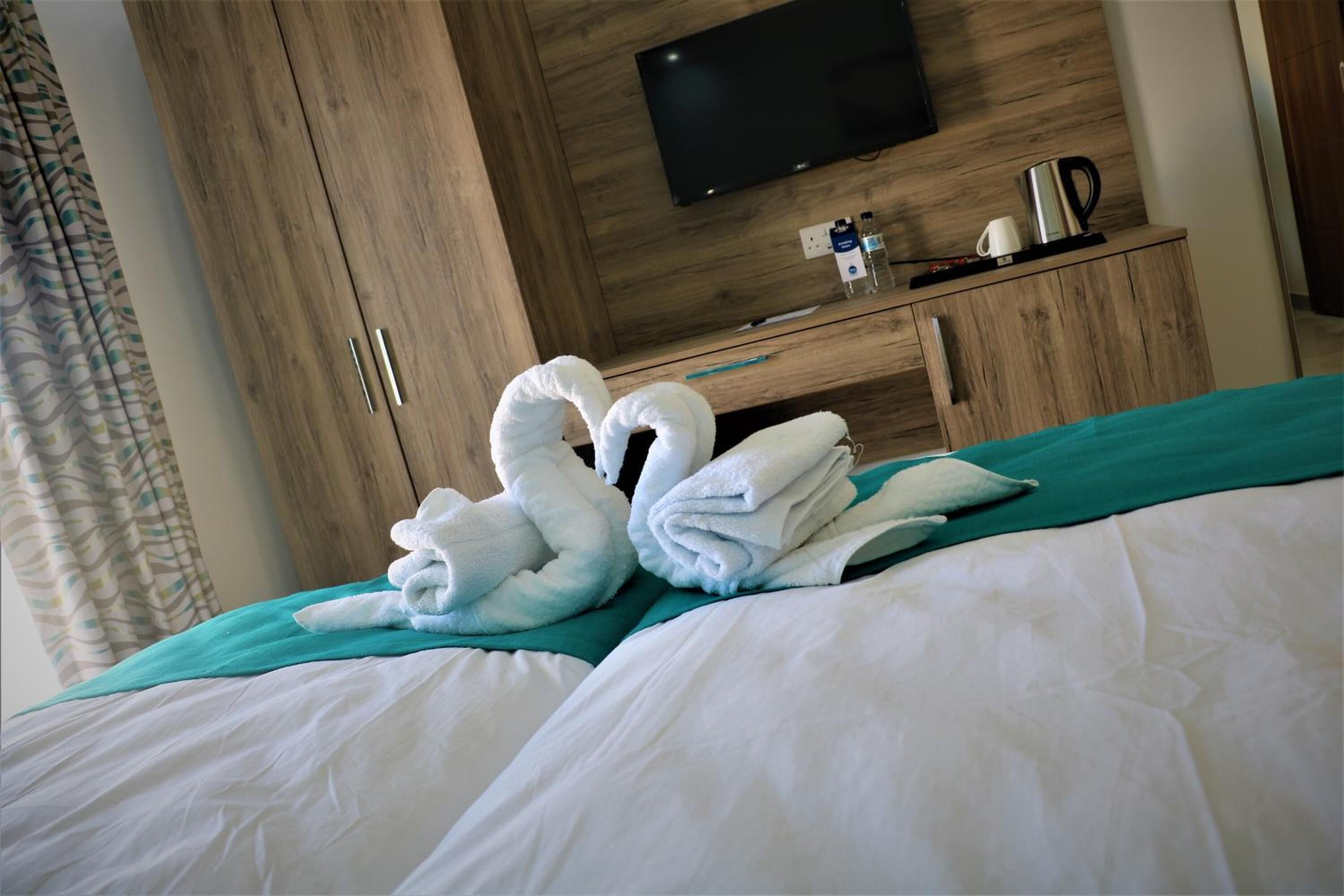 1 bedroom, Egyptian cotton sheets, premium bedding, memory-foam beds