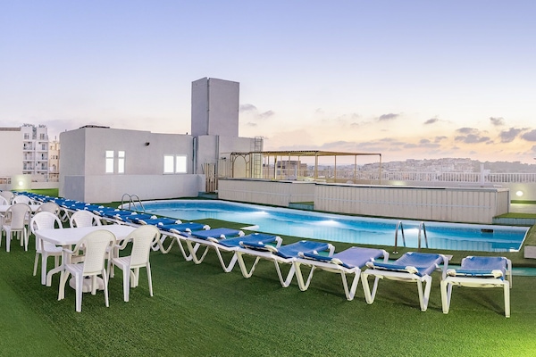 En säsongsöppen utomhuspool