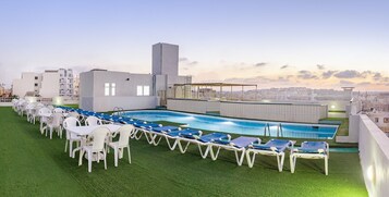 Una piscina al aire libre de temporada