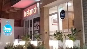 Ein modernes Gebäude mit einem Schild, das 'Iceland' und 'TV Boutique' zeigt.