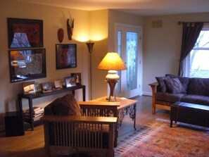 Fireplace, DVD player, stereo - Historic home near downtown Bend and Drake Park (Bend)