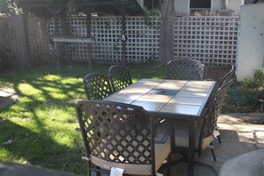 Outdoor dining - 2BD, 1 BA, BUNGALOW FOR 9 GUESTS!! ENTIRE HOUSE W/ DRIVEWAY PARKING!! (Los Angeles)