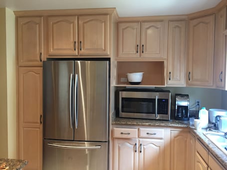 Refrigerador, microondas, horno y parrilla de estufa . 2BD, 1 BA, BUNGALOW FOR 9 GUESTS!! ENTIRE HOUSE W/ DRIVEWAY PARKING!!