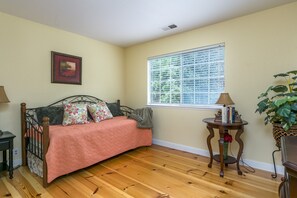 2 bedrooms, iron/ironing board, Internet, bed sheets