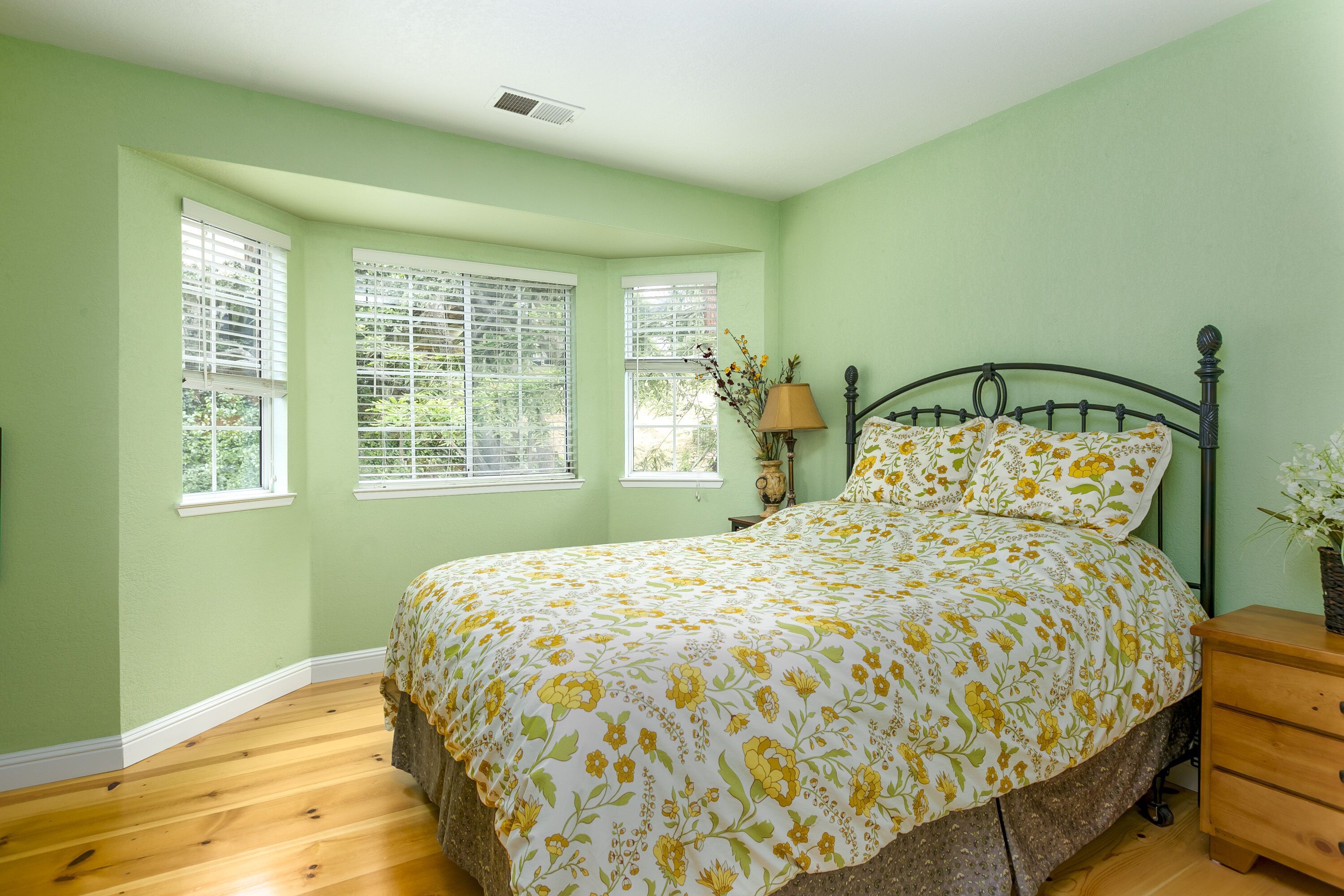 2 bedrooms, iron/ironing board, internet, bed sheets