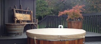 Beautiful woodland home, with cedar hot tub, close to wineries, hiking, & lakes