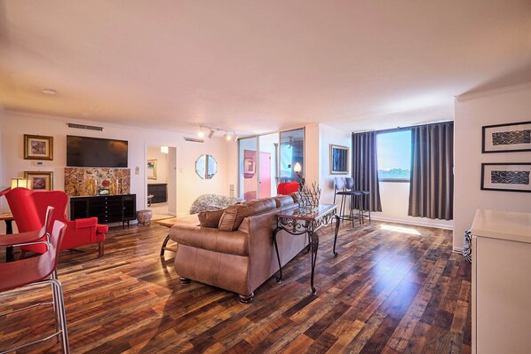 Smart TV, Netflix, Hulu, streaming services - Beautiful Upper-Floor Condo with Spectacular View and Great Pool! (Hot Springs)