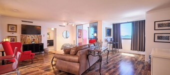 Beautiful Upper-Floor Condo with Spectacular View and Great Pool!
