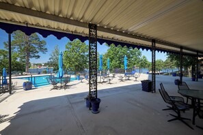 屋外ダイニングエリア