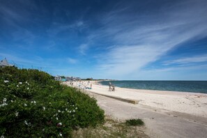 Nær stranden og solsenger