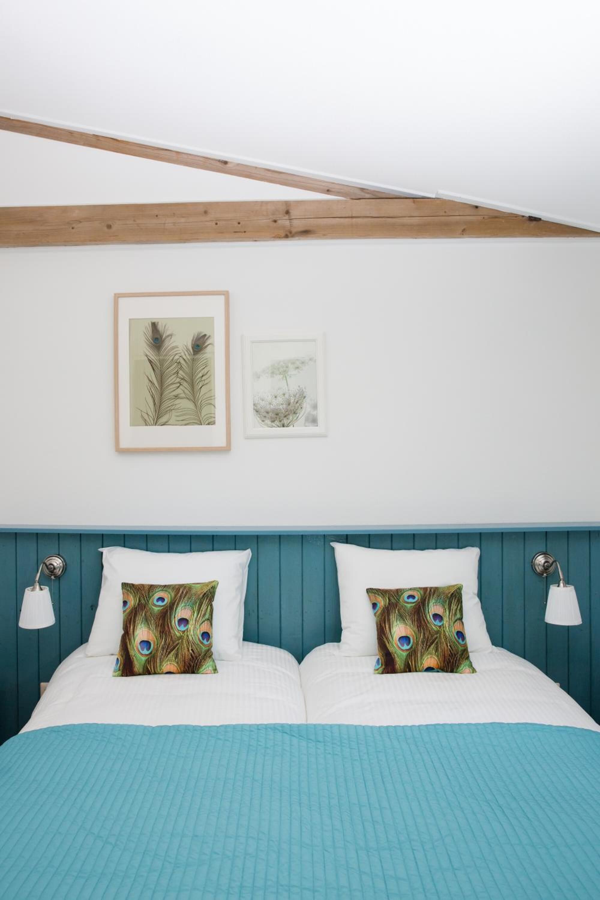 Yksilöllisesti sisustettu, yksilöllisesti kalustettu, työpöytä