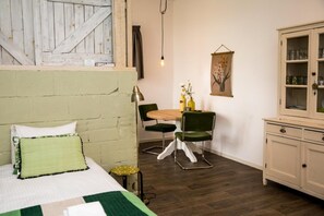 Individueel gedecoreerd, individueel gemeubileerd, een bureau