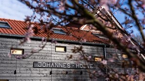 Een gebouw met de naam 'JOHANNES - HOEVE' op de gevel.
