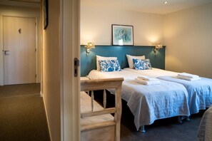 Trang trí khác biệt, trang bị nội thất với thiết kế riêng biệt, bàn 