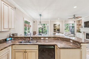 Refrigerador, microondas, horno y lavavajillas 